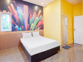 标准双人房 | 办公桌、免费 WiFi、床单