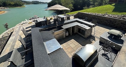 Peaceful Cabin on Lake Sleeps 18 w outdoor kitchen