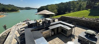 Peaceful Cabin on Lake Sleeps 18 w outdoor kitchen