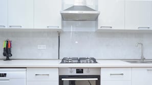 컴포트 아파트 | 전용 주방 | 대용량 냉장고, 쿡탑, 그리들, 조리 도구/접시/주방 기구