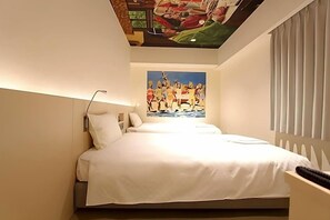 Een hotelkamer met een groot bed, een plafondschildering en een raam met zonwering.