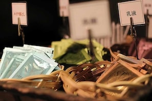 Una exhibición de varias monedas con etiquetas de precio.