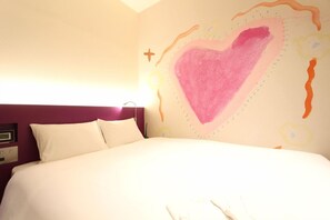 Een bed met witte beddengoed, een paars hoofdbord en een muur met een groot roze hart.