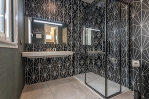 Dusche, Haartrockner, Handtücher