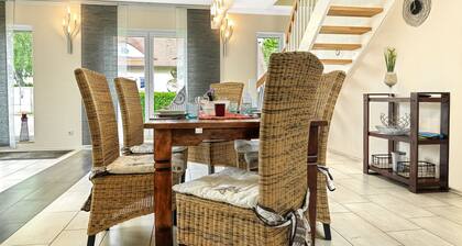 This holiday home has a living space of 110 m², sleeps up to 6 people, two parki