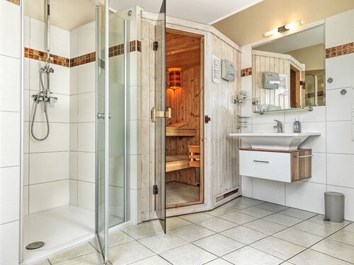 This holiday home has a living space of 110 m², sleeps up to 6 people, two parki