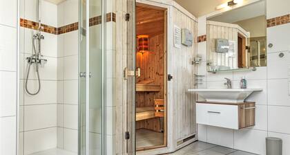 This holiday home has a living space of 110 m², sleeps up to 6 people, two parki