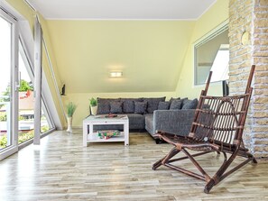 TV, DVD player, stereo - This holiday home has a living space of 110 m², sleeps up to 6 people, two parki (Insel Poel / OT Kaltenhof)