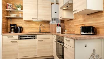 Wasserkocher mit Kaffee-/Teezubehör, Kühlschrank, Mikrowelle, Ofen