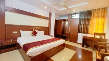 Basic Double Room | Egyptian cotton sheets, premium bedding, minibar, free WiFi