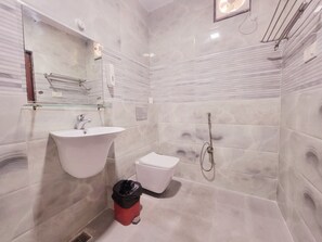 Basic-Doppelzimmer | Badezimmer | Dusche, Regendusche, kostenlose Toilettenartikel, Hausschuhe