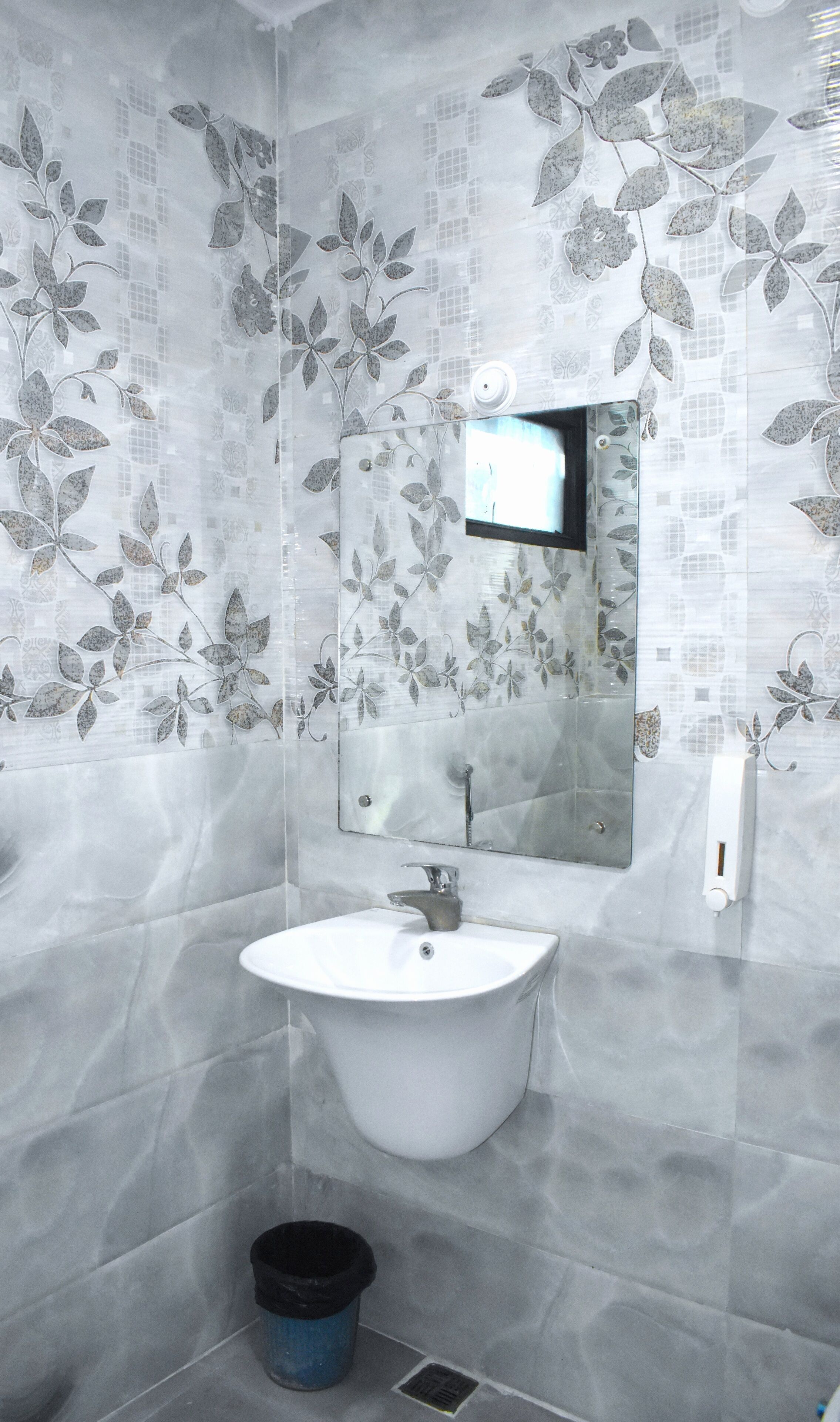 Habitación básica doble | Baño | Ducha y cabezal de ducha tipo lluvia