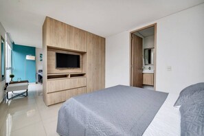 1 chambre, bureau, fer et planche à repasser, lit parapluie