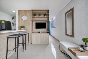 Smart TV - Oslo 2403 · Apto piso 24-vista a la ciudad 5mins parque lleras (Medellín)