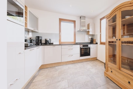 Comfort Chalet | Private kitchen | Fridge, microwave, oven, stovetop