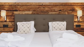 4 bedrooms, Egyptian cotton sheets, premium bedding, memory-foam beds