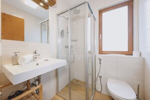 Chalet Confort | Baño | Regadera tipo lluvia, amenidades de baño gratuitas, secadora de cabello 