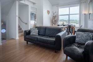 Apartment (4 Bedrooms) | Living area | 32-inch Smart TV with cable channels, TV - Captains Walk - 4 Bedroom Apartment - Saundersfoot (Saundersfoot)