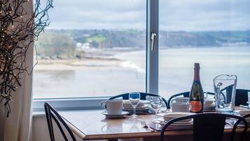 32-inch Smart TV with cable channels, TV