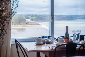 32-inch Smart TV with cable channels, TV - Captains Walk - 4 Bedroom Apartment - Saundersfoot (Saundersfoot)