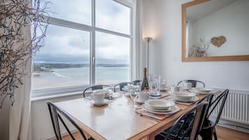 32-inch Smart TV with cable channels, TV