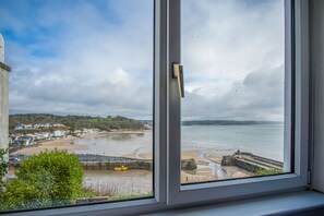 4 bedrooms, premium bedding, iron/ironing board, bed sheets - Captains Walk - 4 Bedroom Apartment - Saundersfoot (Saundersfoot)
