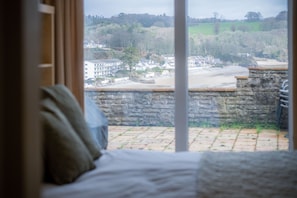 4 bedrooms, premium bedding, iron/ironing board, bed sheets - Captains Walk - 4 Bedroom Apartment - Saundersfoot (Saundersfoot)