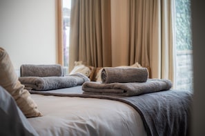 4 bedrooms, premium bedding, iron/ironing board, bed sheets - Captains Walk - 4 Bedroom Apartment - Saundersfoot (Saundersfoot)