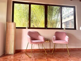 Habitación cuádruple Confort, junto a la piscina | Decoración individual, mobiliario individual, wifi gratis y ropa de cama