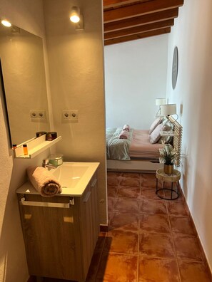 Comfort Double Room, 1 Bedroom, Mountain View, Poolside | Bathroom | Rainfall showerhead, free toiletries, hair dryer, towels - B&B Casa Loré D'or (Álora)