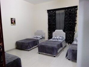 Caja fuerte, escritorio, cortinas opacas y sistema de insonorización