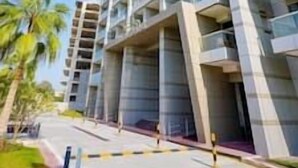 Un edificio de gran altura con varios balcones y un diseño arquitectónico moderno.