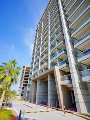 Exterior - Lovely 2BR apartment in Sport City (Dubai)