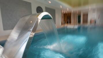 Een binnenzwembad