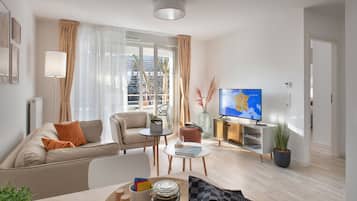 Apartment, Accessible, Ensuite (T2) | Living area | 40-inch flat-screen TV with digital channels, TV