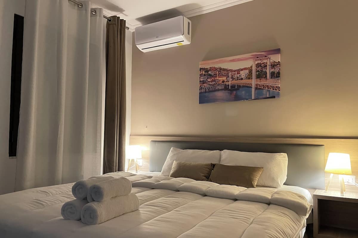 Ropa de cama de alta calidad, cubrecamas y escritorio