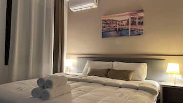 Seprai premium, selimut bulu angsa, meja kerja, dan tirai kedap cahaya