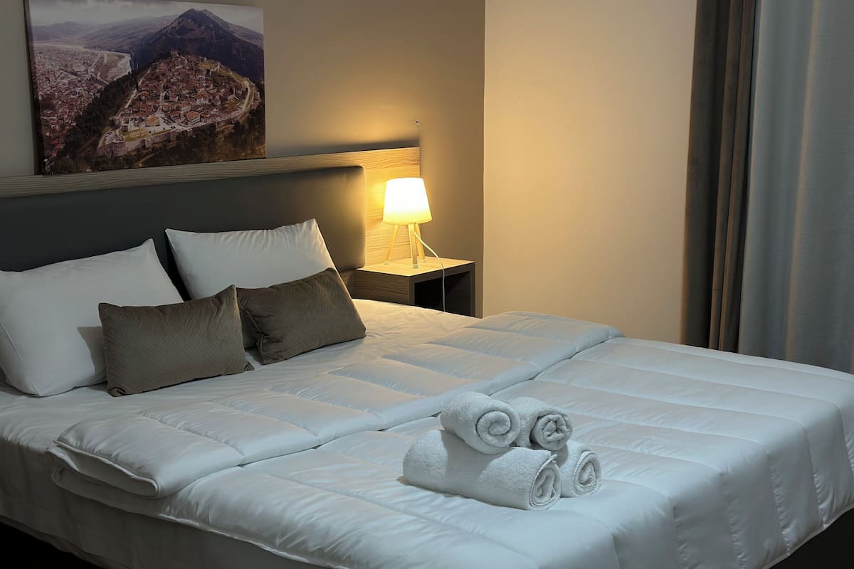 Ropa de cama de alta calidad, cubrecamas y escritorio