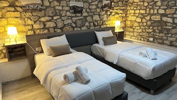 Kamar Twin Superior, balkon, pemandangan kota | Seprai premium, selimut bulu angsa, meja kerja, dan tirai kedap cahaya