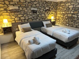 Habitación superior con 2 camas individuales, balcón, vistas a la ciudad | Ropa de cama de alta calidad, edredones de plumas, escritorio