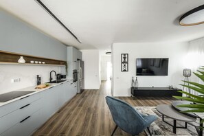 Frigorífic, microones, forn i placa de cuina