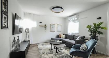 Heart of Ramat Hasharon: Charming 2BR Stay