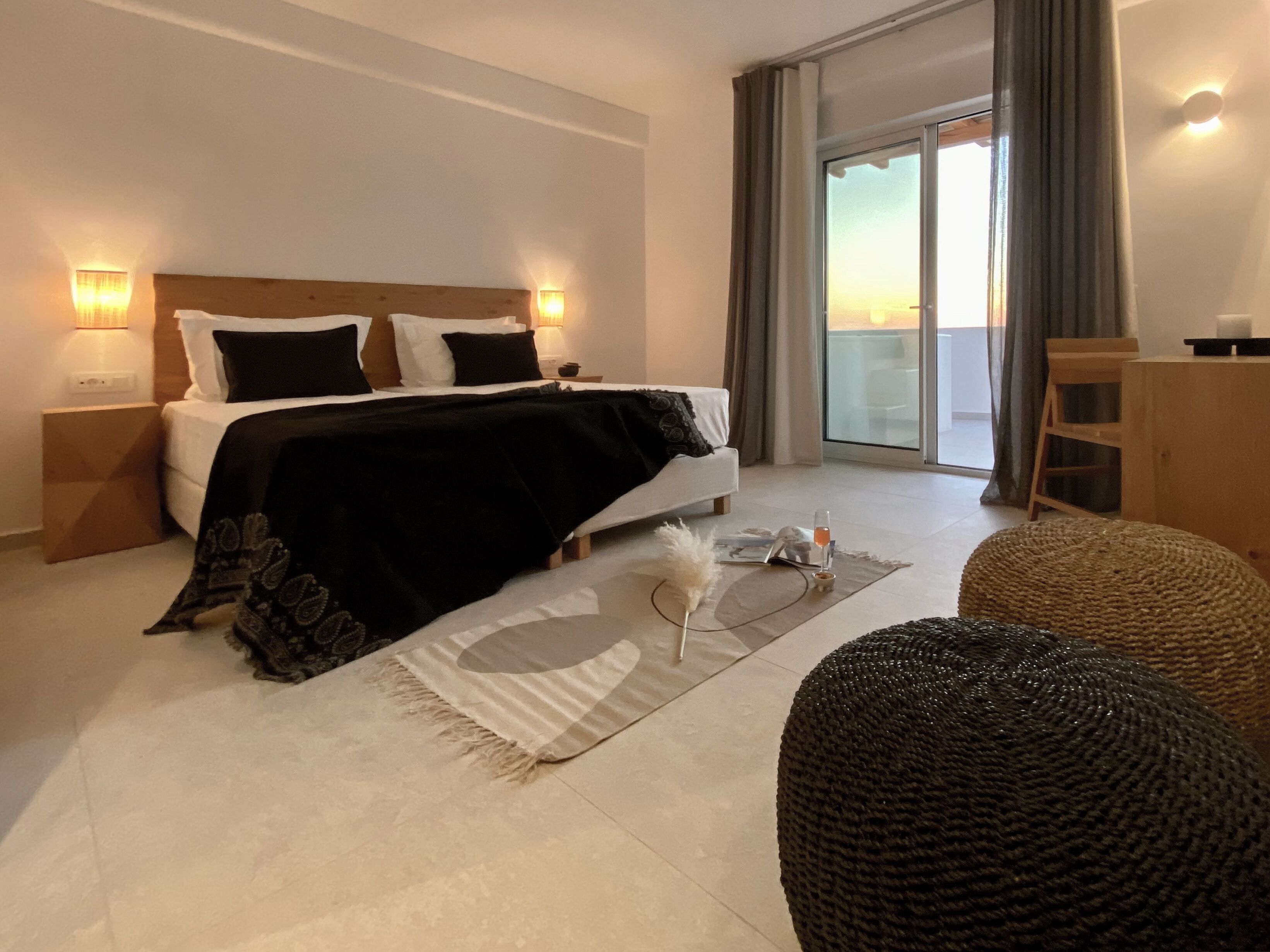 Suite With Outdoor Hot Tub and Sea View | Minibar, värdeförvaringsskåp på rummet, skrivbord och ljudisolering