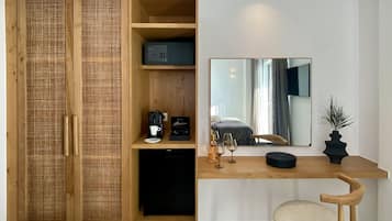 Minibar, Zimmersafe, Schreibtisch, schallisolierte Zimmer