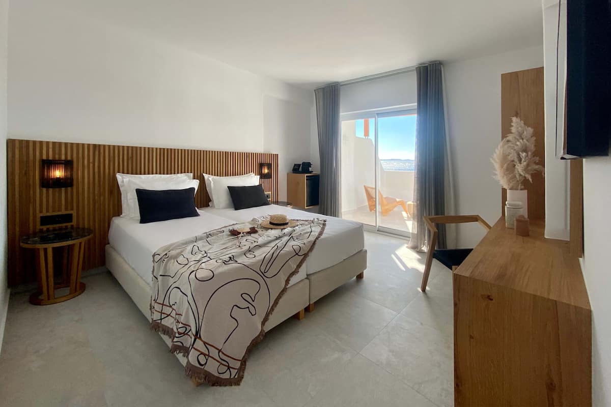 Deluxe Double or Twin Room, Sea View | Minibar, in-room safe, desk, soundproofing