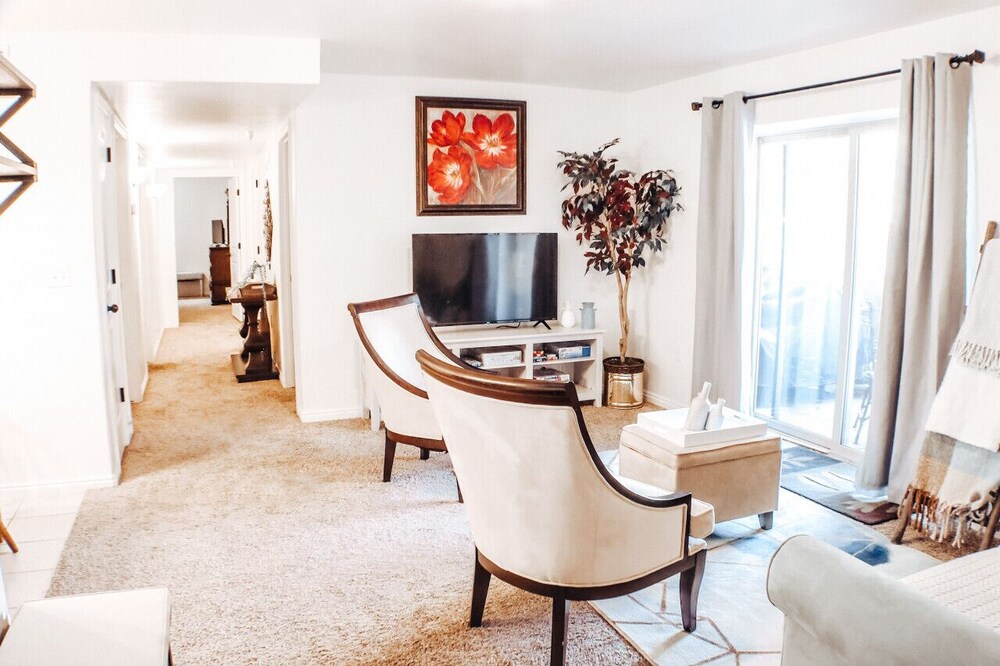 Redcliff Getaway, Ground floor condo with pool views