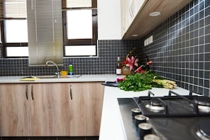 Grand réfrigérateur, micro-ondes, four, plaque de cuisson