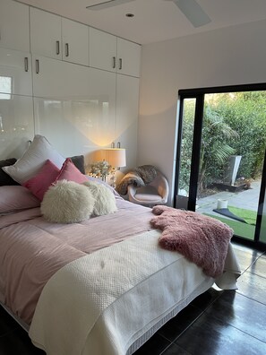 2 bedrooms, internet, bed sheets