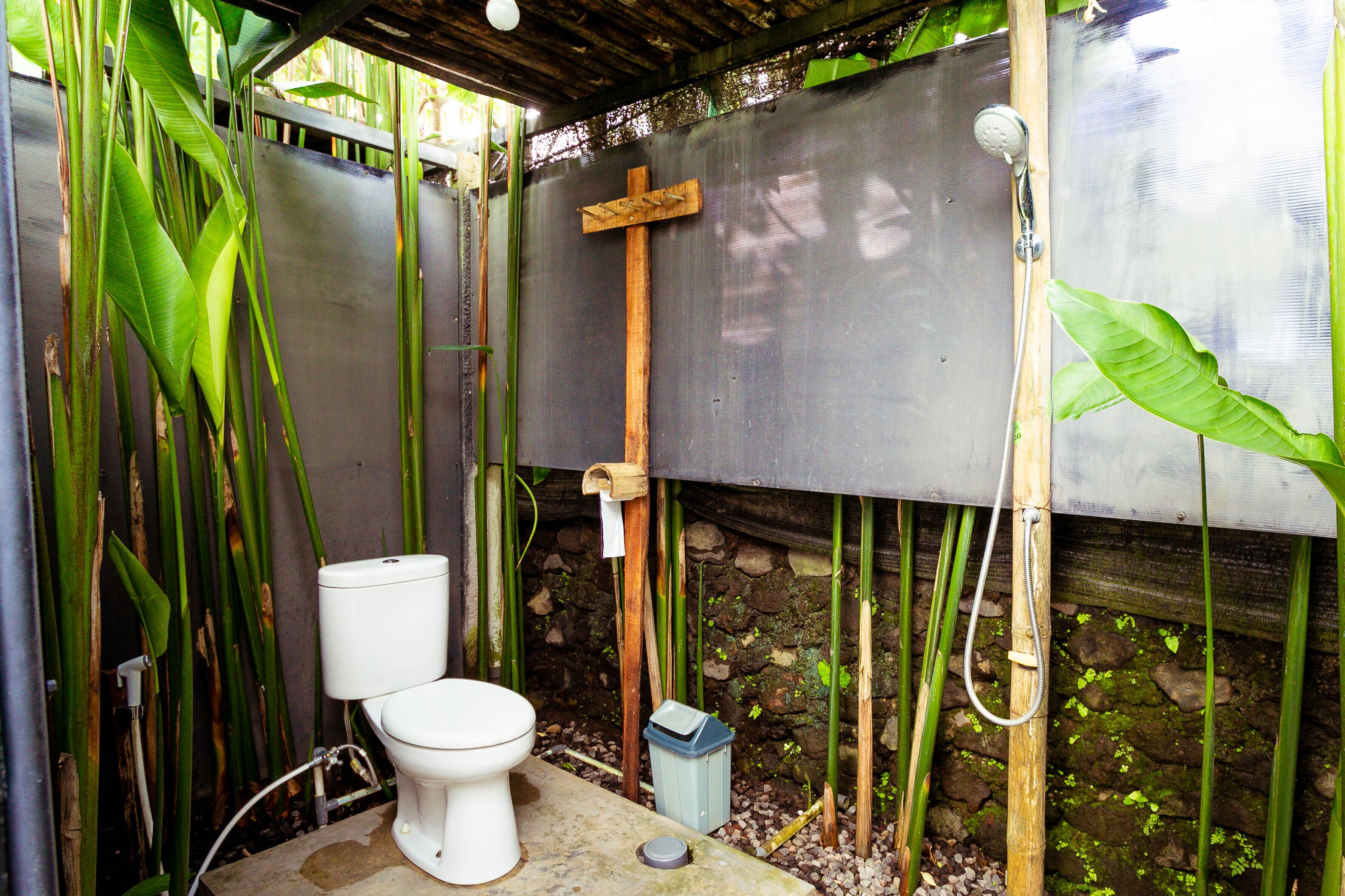Douche, douche à « effet pluie », articles de toilette gratuits