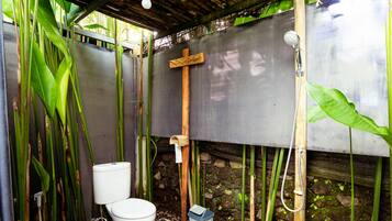 Douche, douche à « effet pluie », articles de toilette gratuits